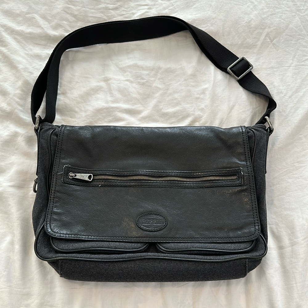Fossil wool and leather messenger bag. Very clean used condition.
